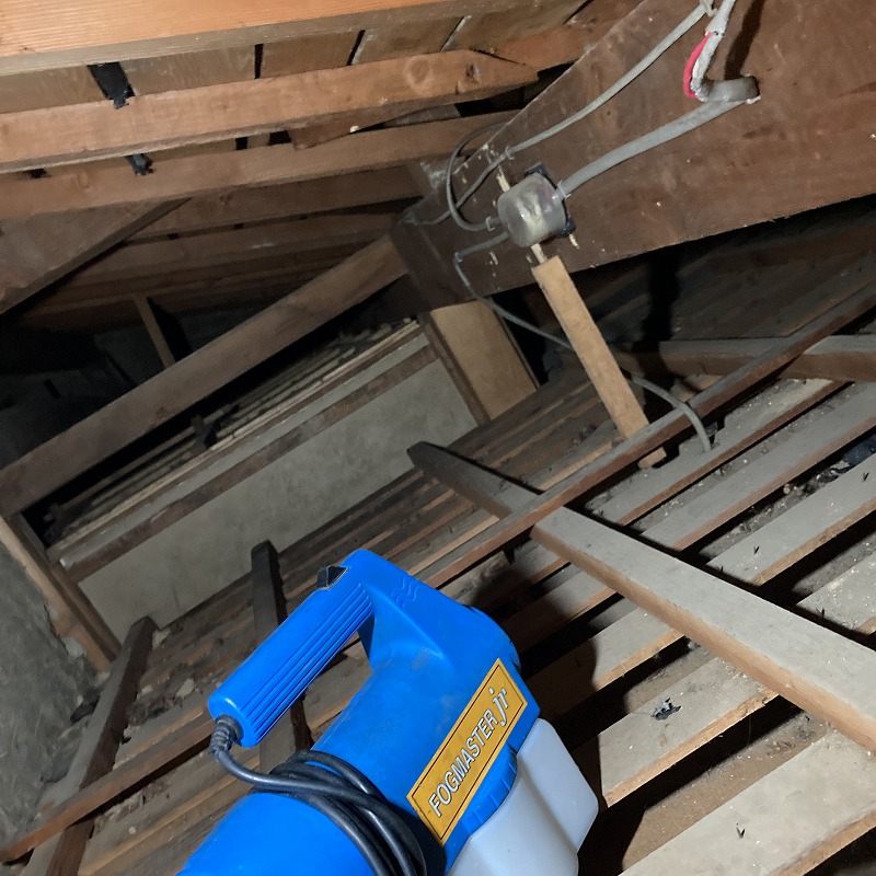 屋根裏に噴霧器で薬剤を散布