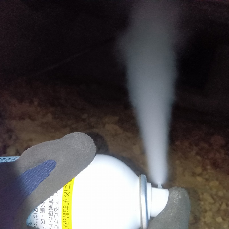 床下に忌避剤を散布