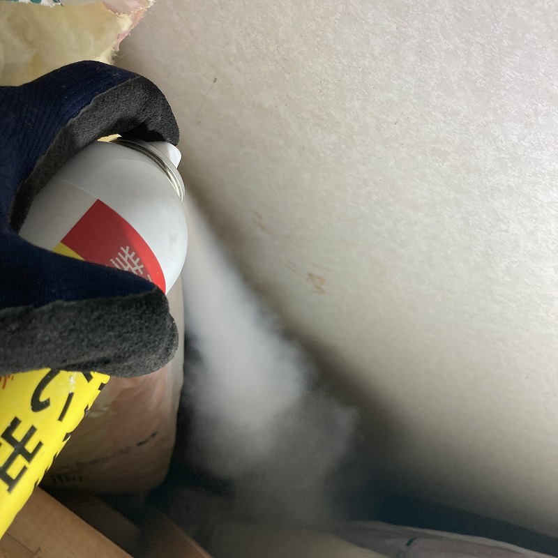 屋根裏に忌避スプレーを散布