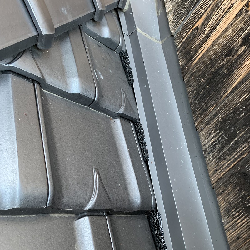 侵入口となっていた屋根のすき間を金網で封鎖