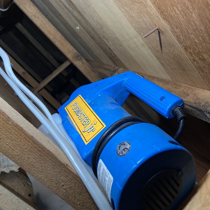 屋根裏に噴霧器で薬剤を散布