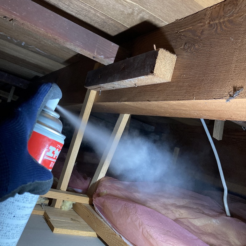 屋根裏に殺虫スプレーを散布