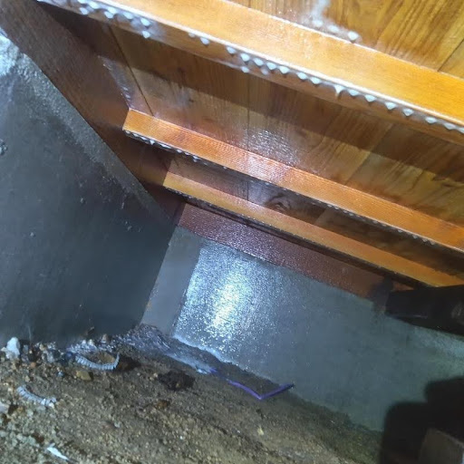 床下の地面にもシロアリ駆除剤を散布