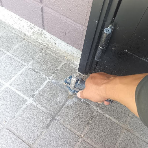 玄関を穿孔処理している様子