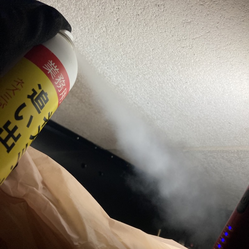 屋根裏に忌避剤を散布