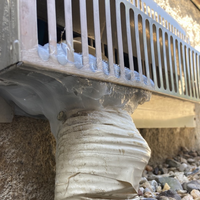 基礎部分のすき間をふさいだ様子