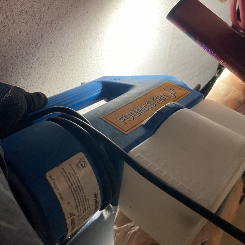 屋根裏に除菌・消臭剤を散布