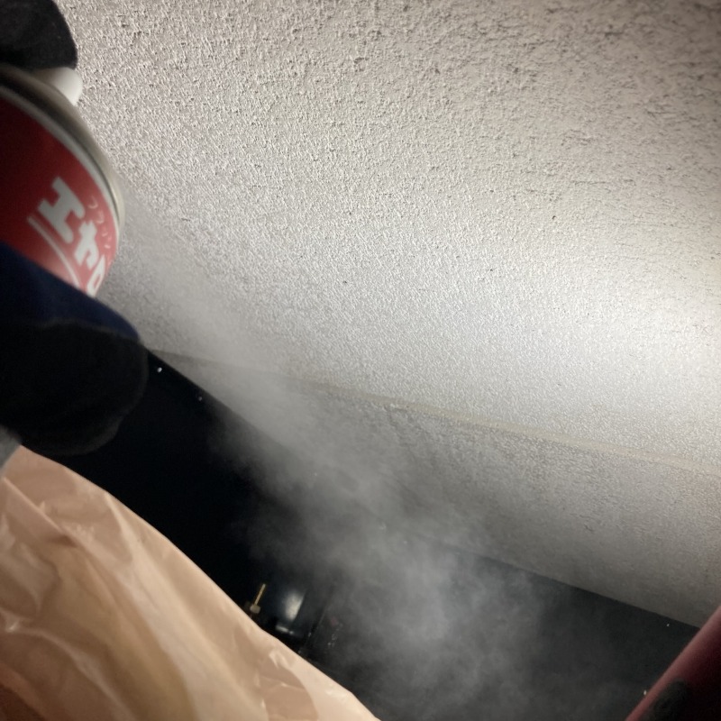 屋根裏に殺虫剤を散布