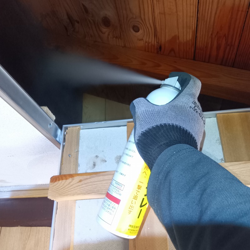 屋根裏に忌避剤を散布