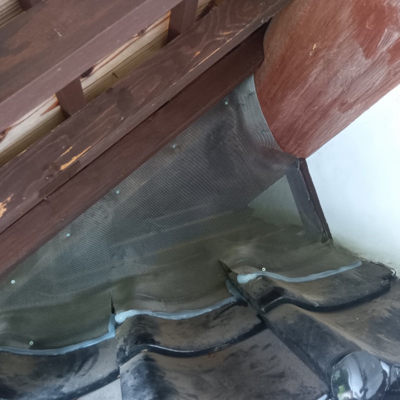 屋根のすき間を封鎖