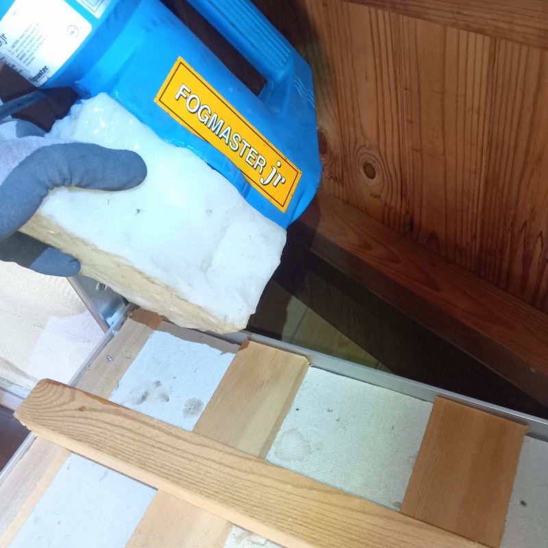 屋根裏に除菌・殺虫剤を散布