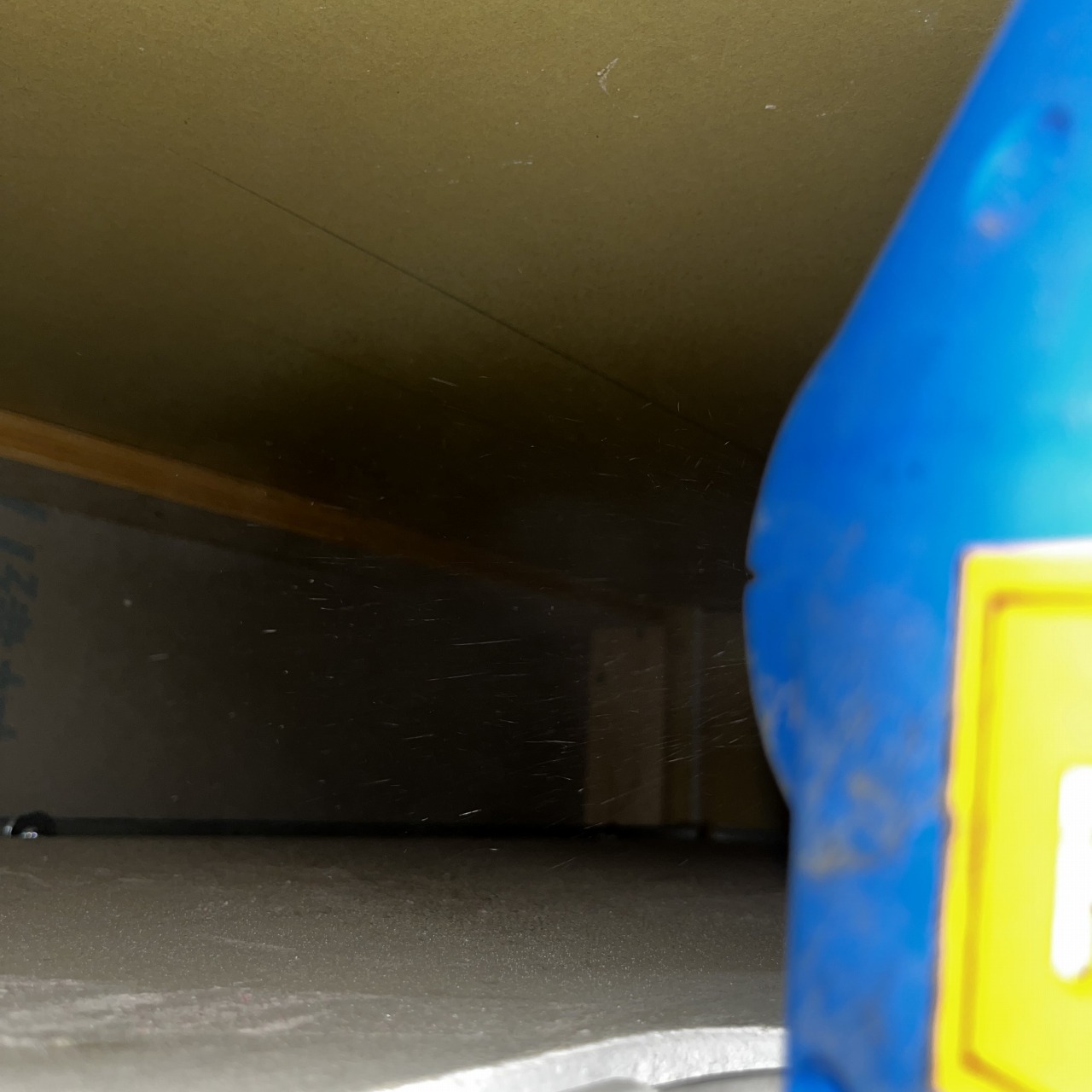 天井裏に除菌・殺虫剤を散布する様子