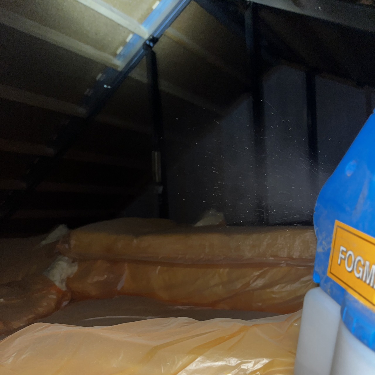 屋根裏に除菌・殺虫剤を散布する様子