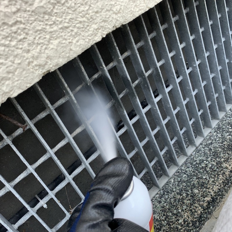 床下に忌避剤を散布