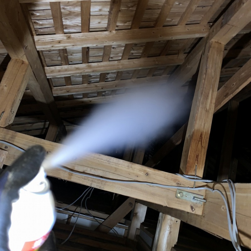 屋根裏に忌避剤を散布