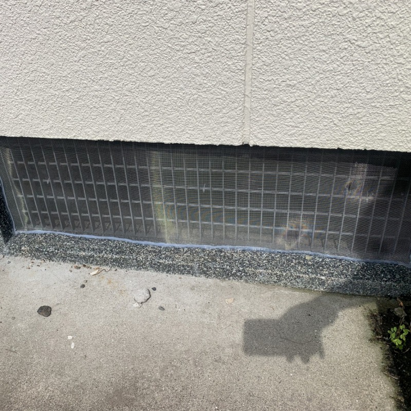 床下換気口に金網を設置