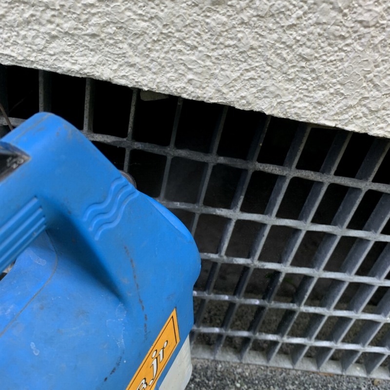 床下に除菌・殺虫剤を散布