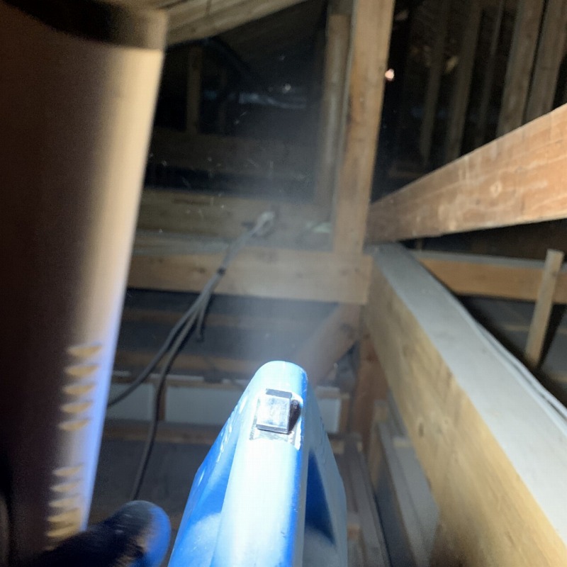 屋根裏に除菌・殺虫剤を散布