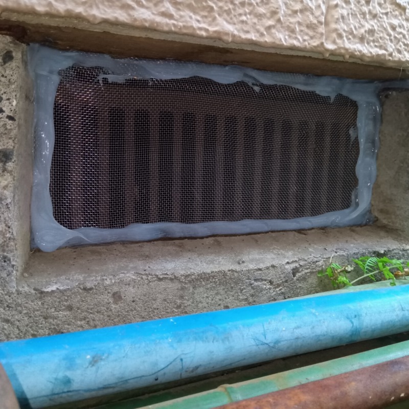 床下換気口のすき間を封鎖