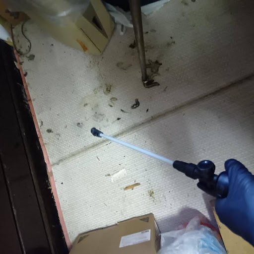 イタチのフン害箇所を除菌・消臭