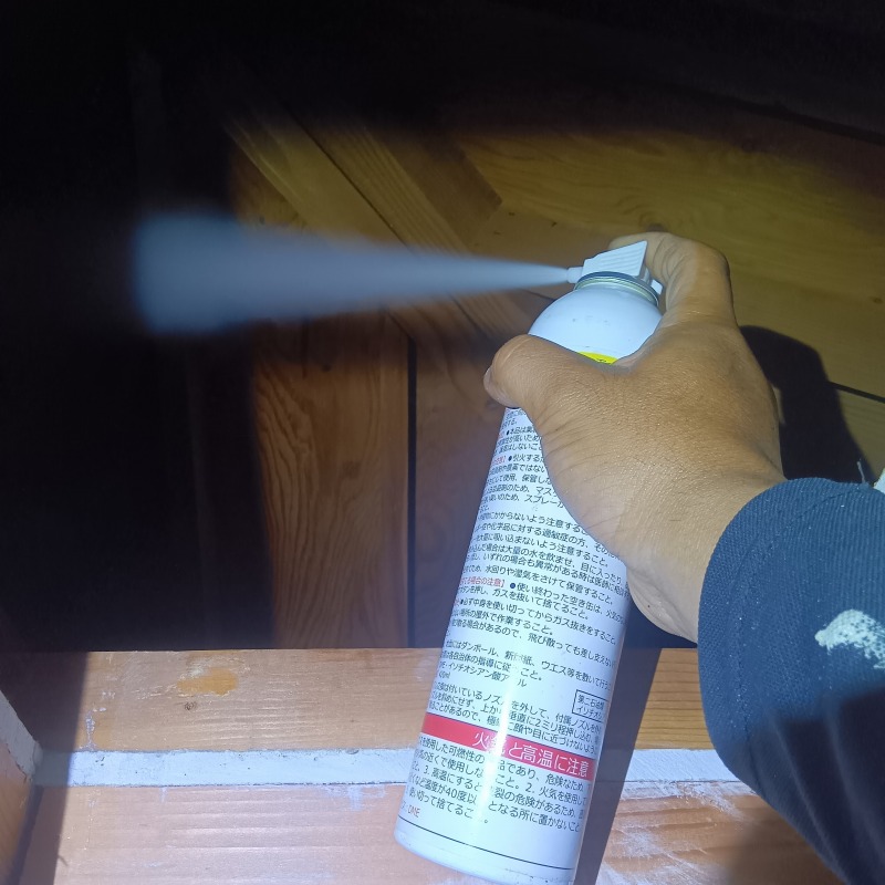 忌避剤を散布する様子