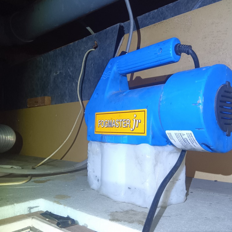 除菌・殺虫剤散布の様子