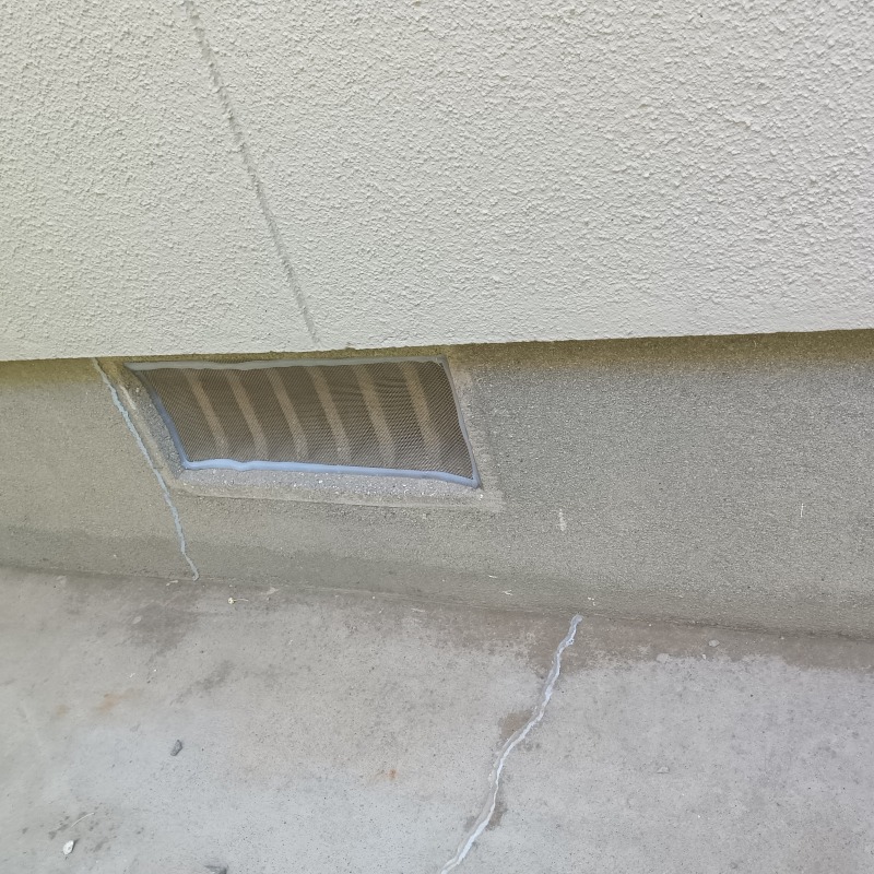 床下換気口に侵入対策した様子