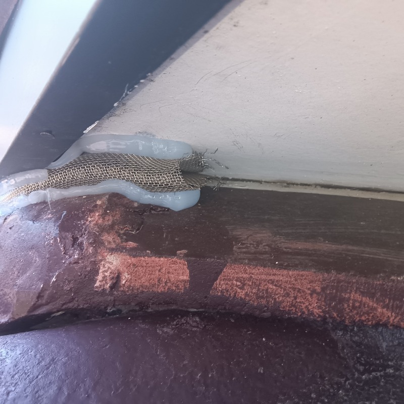 屋根の隙間を封鎖した様子