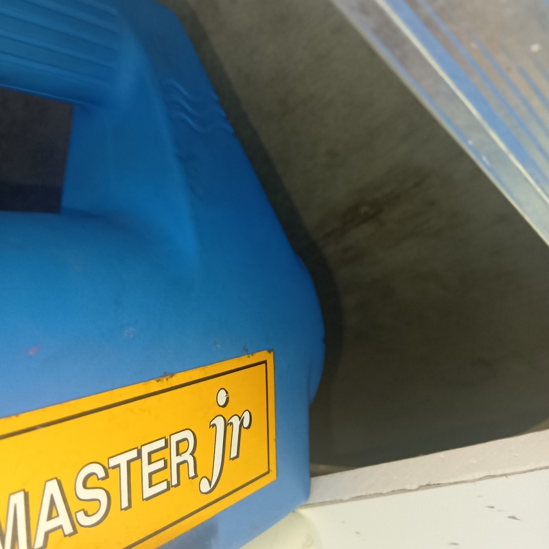 忌避剤を天井裏に散布している様子