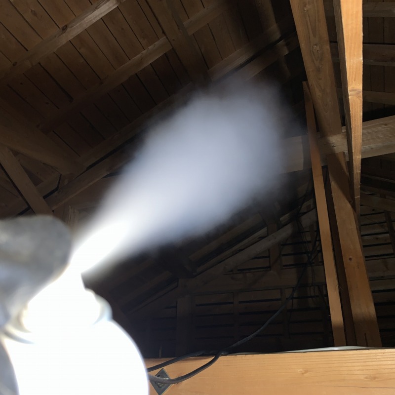 屋根裏に忌避剤を散布