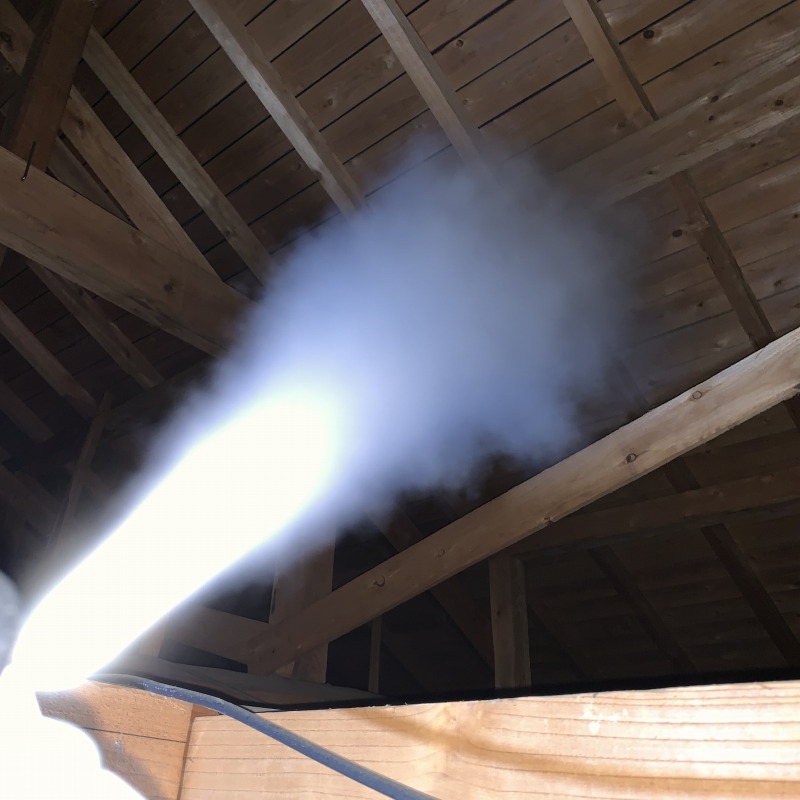 屋根裏に忌避剤を散布