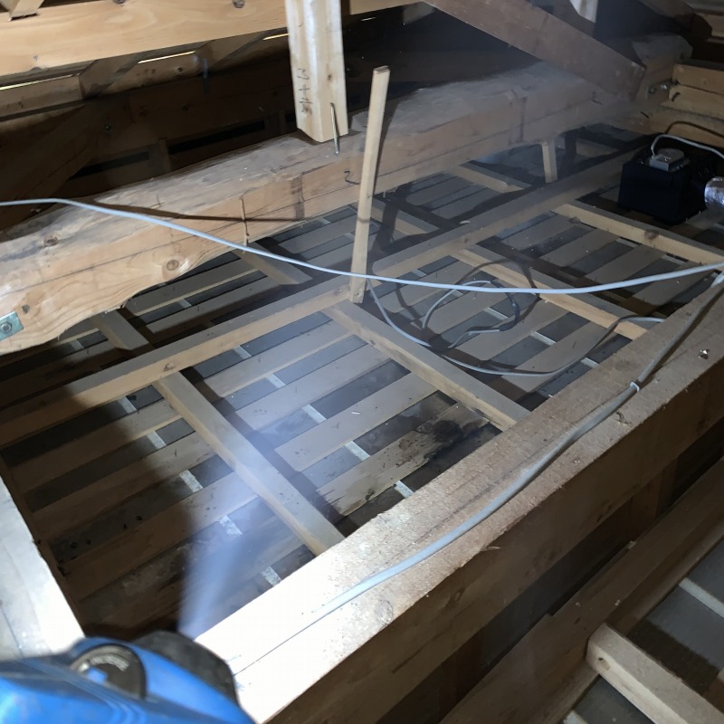 屋根裏に除菌・殺虫剤を散布