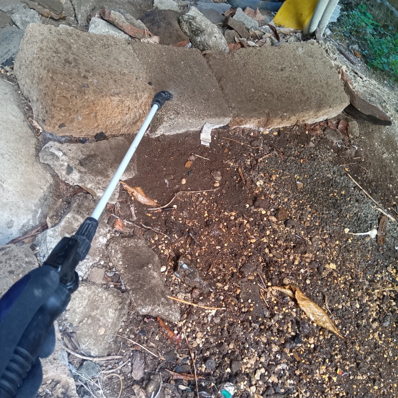 地面に除菌・殺虫剤を散布