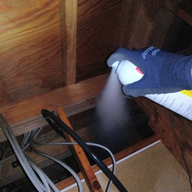 忌避剤を散布する様子