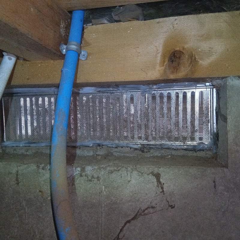 床下換気口に金網を設置した様子