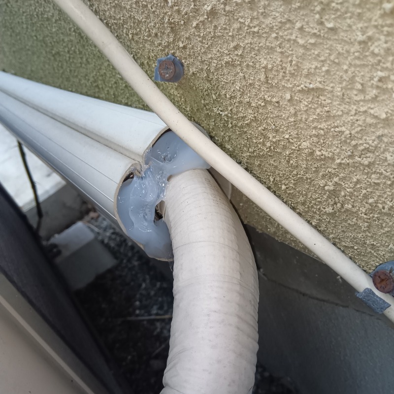 エアコンホースのすき間をふさいだ様子