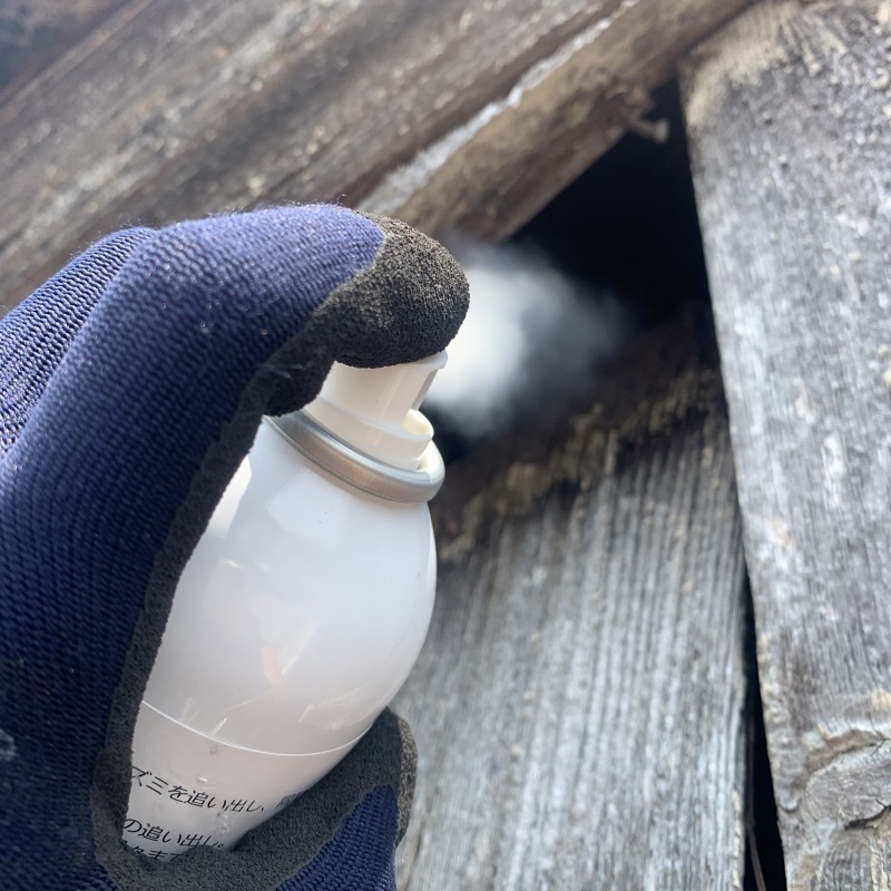 屋根裏に忌避剤を散布