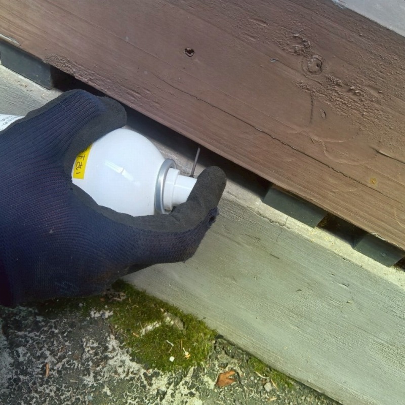 床下に忌避剤を散布