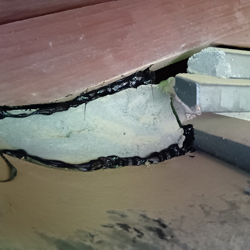 屋根のすき間を封鎖した様子