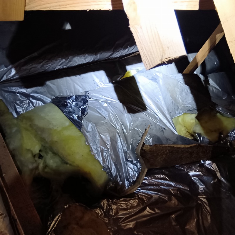 荒らされた屋根裏断熱材