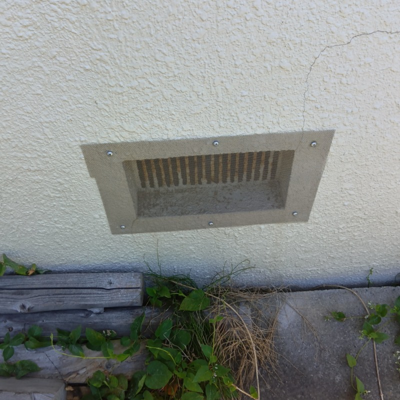 床下換気口に金網を設置