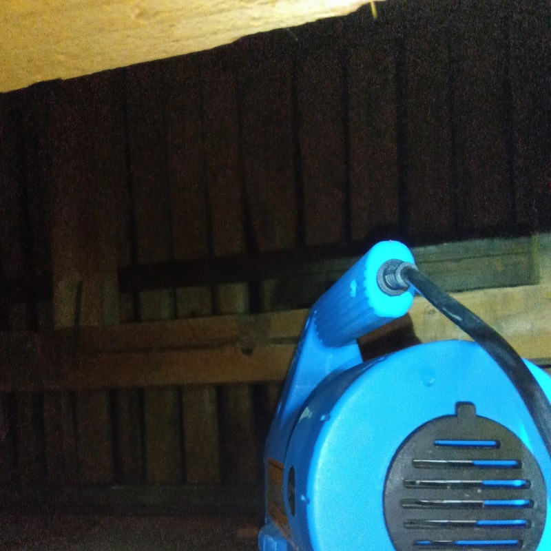 屋根裏に除菌・殺虫剤を散布する様子