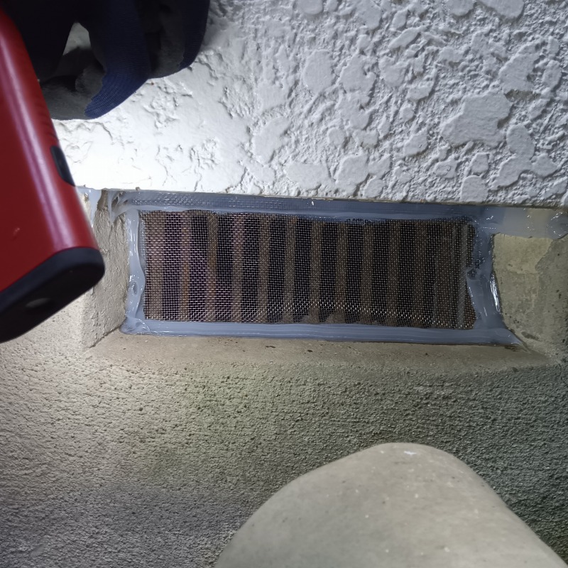 床下換気口に金網を設置した様子