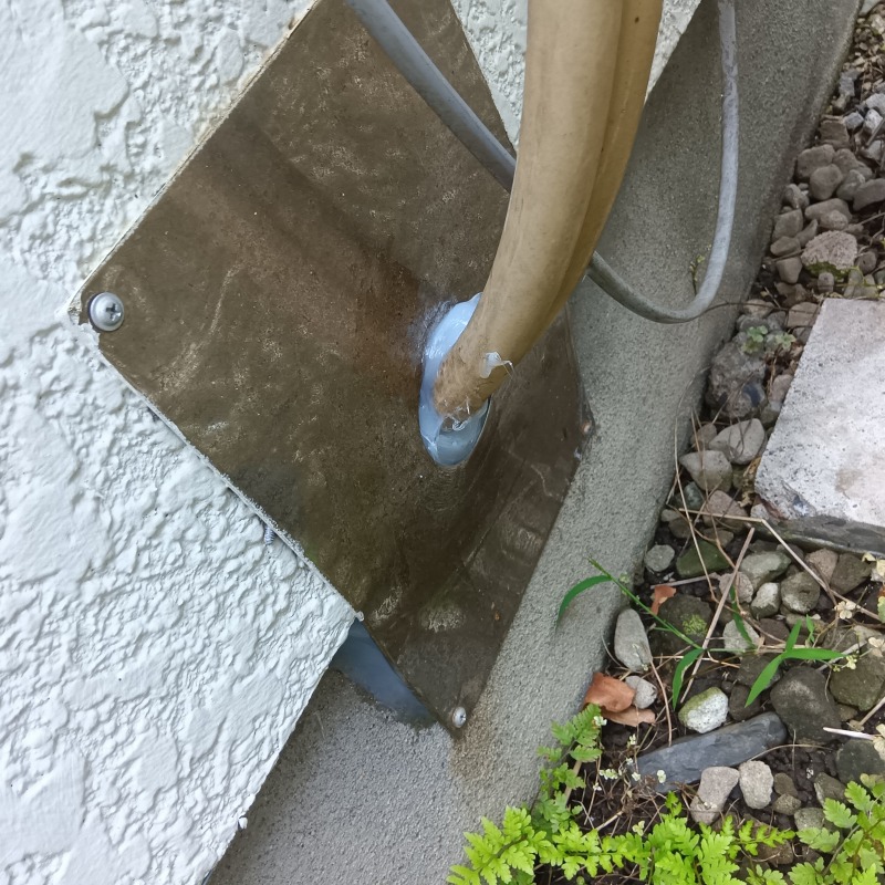 配管のすき間を設置した様子