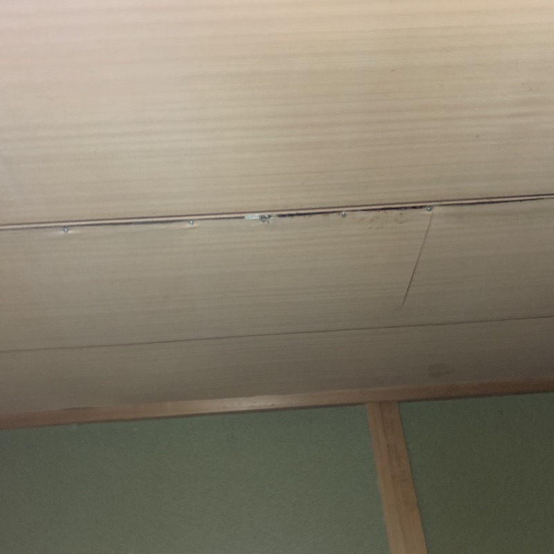 天井のすき間を補修した様子