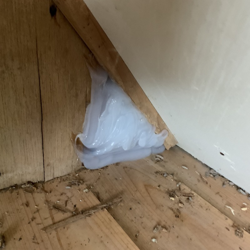 壁の穴を封鎖した様子