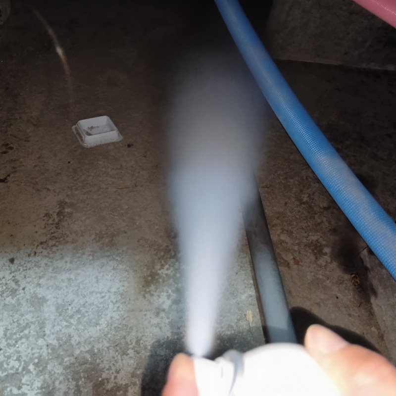 床下に忌避剤を散布する様子