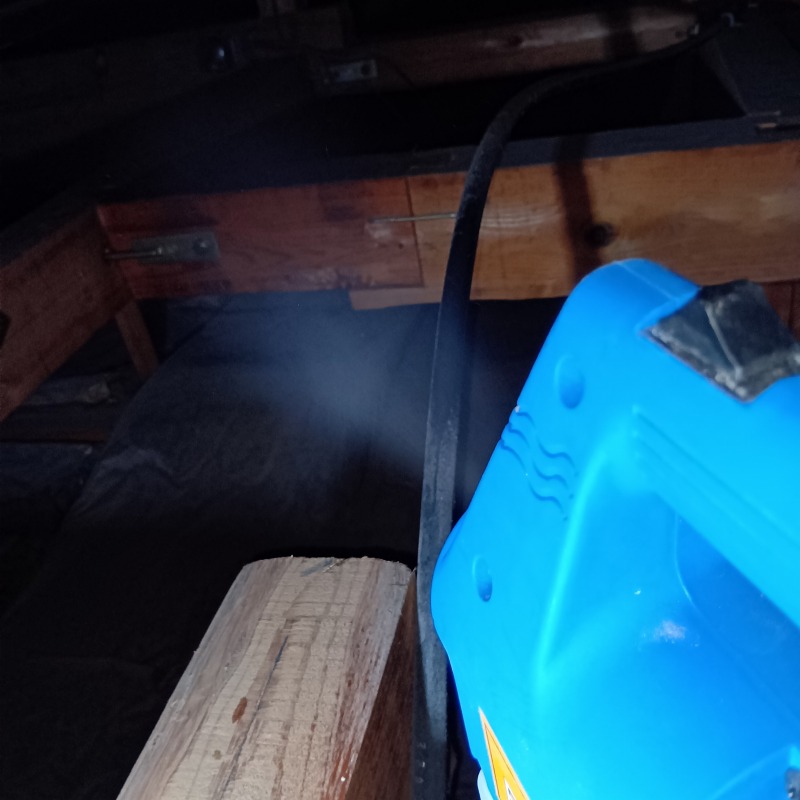 屋根裏に除菌・殺虫剤を散布する様子