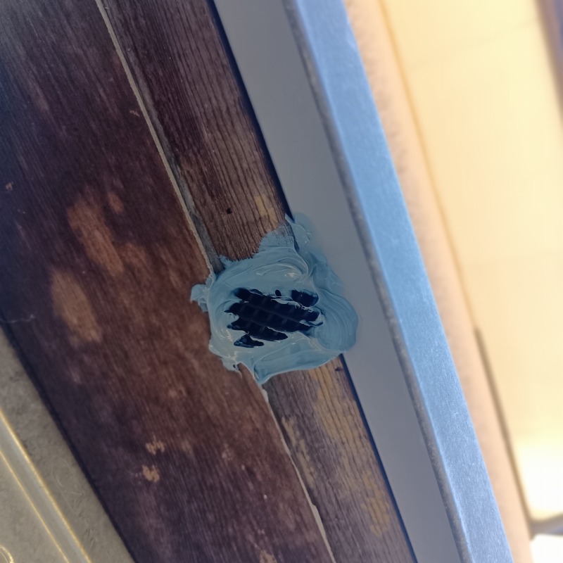 柱のすき間を封鎖した様子