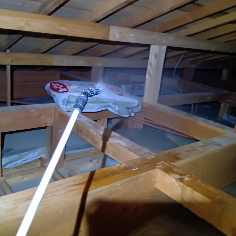 屋根裏に除菌・殺虫剤を散布する様子